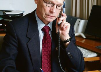 Erkki Kangasniemen mukaan kuntiin on pakko rakentaa uusi palkkaohjelma, joka tuo koulutettujen jälkeenjääneisiin palkkoihin korjauksen.