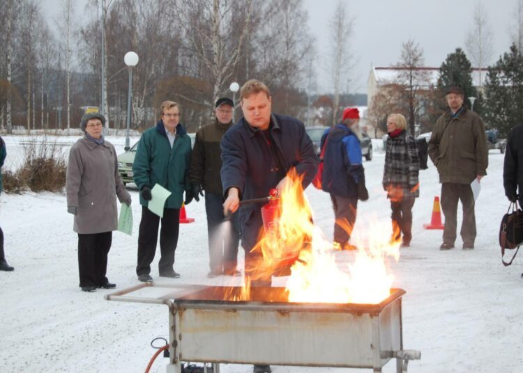 Keski-Suomen Vasemmistoliiton väki sai ennen kokousta opastusta tulipalon sammutukseen. Pertti Riihinen Jämsänkoskelta taltutti tulen palomies Antero Metson antamien ohjeiden mukaisesti.