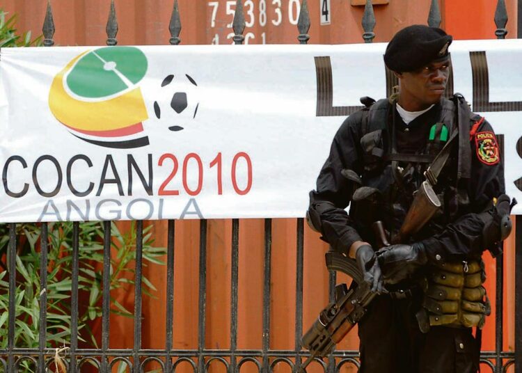 Angolan armeijan sotilas vartioi Cabindan stadionia viikonloppuna Togon joukkuetta vastaan tehdyn iskun jälkeen.