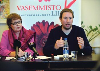 Vasemmistoliiton Annika Lapintie ja Paavo Arhinmäki kertoivat torstaina syitä siihen, miksi eduskunnan kevätistuntokauden aluksi tarvitaan välikysymys.