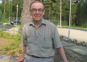Opetusneuvos Matti Väisänen toteaa presidentti Urho Kekkosen todenneen Kainuun vierailullaan, että Kajaaniin on saatava museo ja jokin kulttuuritapahtuma. Siitä lähti liikkeelle Kajaanin Runoviikko.