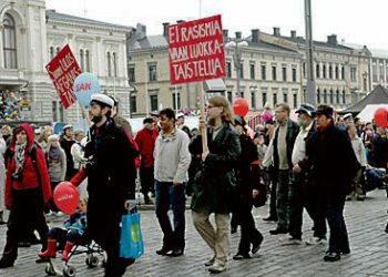 "Ei rasismia vaan luokkataistelua", vaati kyltti Tampereen vappumarssilla 2010.