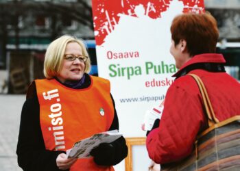 Sirpa Puhakka kampanjoimassa Helsingin Hakaniemessä.