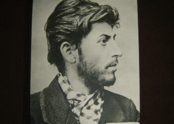 Stalin nuorena vallankumouksellisena. Näihin aikoihin hän julkaisi runokokoelman.