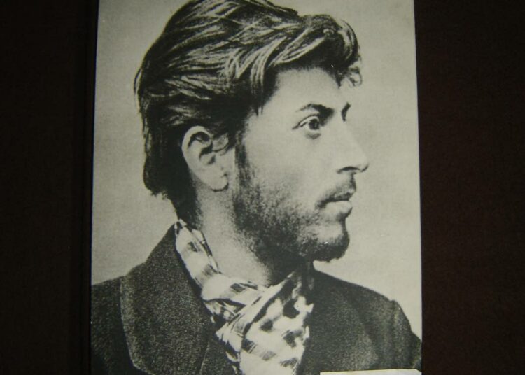 Stalin nuorena vallankumouksellisena. Näihin aikoihin hän julkaisi runokokoelman.