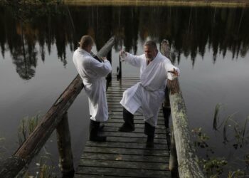 Kari Väänänen ja Jone Takamäki vauhdissa Lapin maisemiin sijoittuvassa Anssi Mänttäri -filmissä Saunavieras.