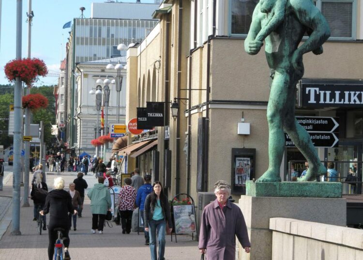 Eränkävijä-patsas saa perjantaina ympärilleen punotun, orgaanisen köynnöksen.