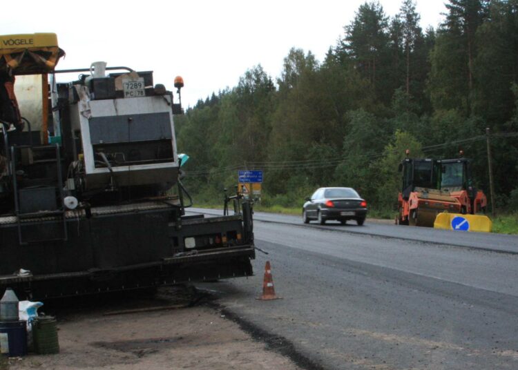 Karjalan kehnoja teitä on alettu panna kuntoon urakalla. Sortavalasta Värtsilään ja Sortavalasta Aunuksen suuntaan meneviä teitä päällystetään. Pietarista Sortavalaan tehdään 2014 valmistuvaa osittain uutta valtatietä. Rajan lähellä olevia tiehankkeita on myös pohjoisempana.