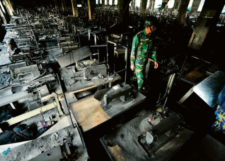 Tazreen Fashions -tehtaan tulipalossa Dhakan lähellä kuoli ainakin 112 ihmistä. Yli sata loukkaantui.