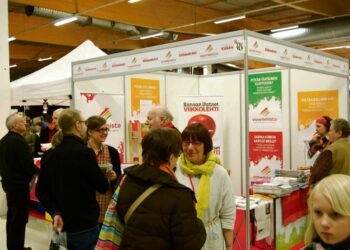 Viimevuotiseen tapaan Jyväskylän kirjamessuilla ovat mukana myös Vasemmistoliitto, Kansan Uutiset sekä kansanedustaja Eila Tiainen (oik.).