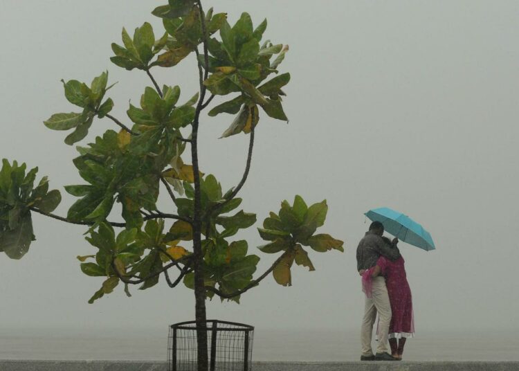 Intialainen pariskunta meren rannalla Mumbaissa.