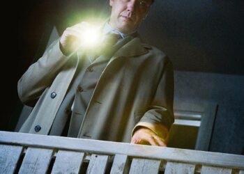 Beckin joukot ryhtyvät tutkimaan salaperäistä tapausta yhdessä saksalaiskollegansa kanssa. Kuvassa Gunvald Larsson (Mikael Persbrandt).