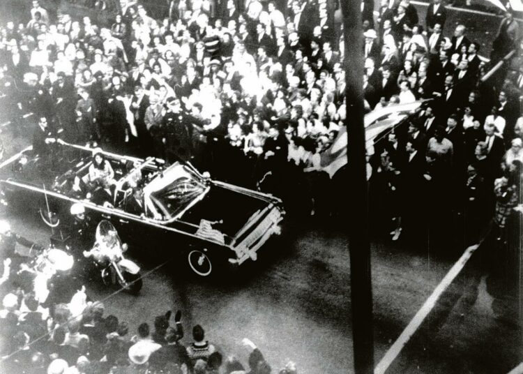 Marraskuun 22. päivä vuonna 1963: presidentti Kennedyn autosaattue Dallasissa hieman ennen kohtalokkaita laukauksia.