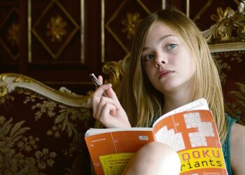 Sophia Coppolan draama kertoo yltäkylläisyydessä, mutta samanaikaisesti tylsyydessä elävästä Hollywoodin näyttelijästä. Kuvassa Elle Fanning.