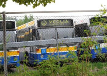 Veolian busseja Vantaan varikolla kesällä.