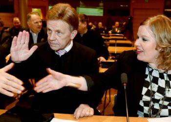 Keskustan eduskuntaryhmä kokoontui keskiviikkona talvikokoukseen. Kansanedustaja Mauri Pekkarisen mielestä hallituksessa varaudutaan jo sen kaatumiseen. Vieressä puolueen varapuheenjohtaja Annika Saarikko.