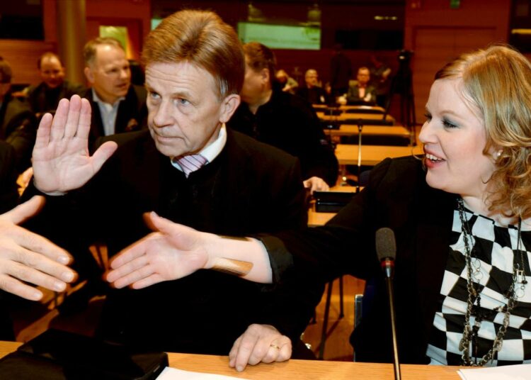 Keskustan eduskuntaryhmä kokoontui keskiviikkona talvikokoukseen. Kansanedustaja Mauri Pekkarisen mielestä hallituksessa varaudutaan jo sen kaatumiseen. Vieressä puolueen varapuheenjohtaja Annika Saarikko.
