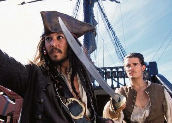 Johnny Depp esittää merirosvo Jack Sparrow’ta, joka haluaa tehdä tilit selviksi pelätyn ryöväri Barbossan (Geoffrey Rush) kanssa. Taustalla Orlando Bloom.
