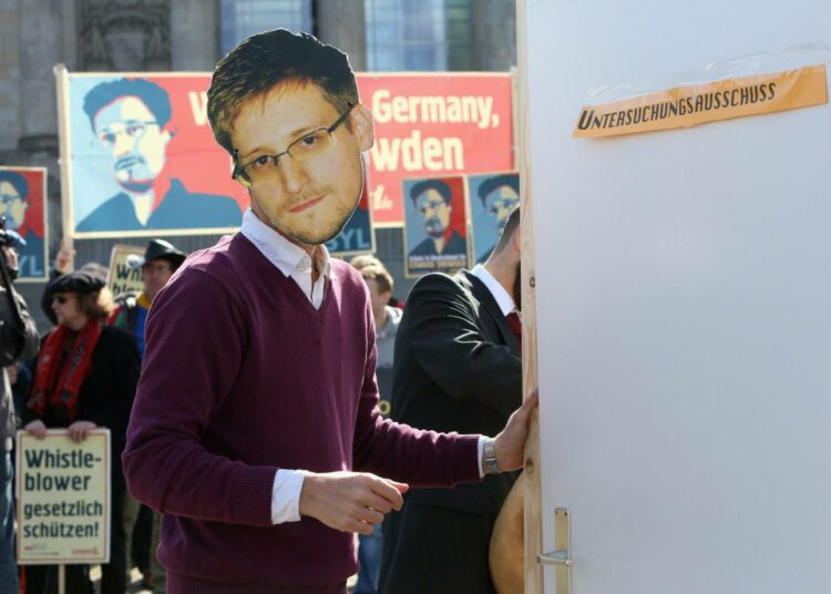 Saksalainen tietoturva-aktivisti Edward Snowden -naamarissa.