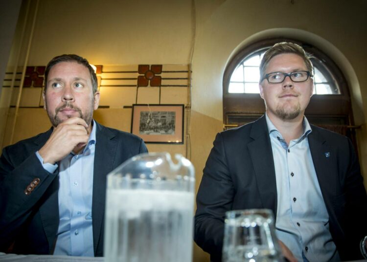 Vasemmistoliiton puheenjohtaja Paavo Arhinmäki (vas.) ja SDP:n varapuheenjohtaja Antti Lindtman keskustelivat vasemmiston tulevaisuudesta ravintola Juttutuvassa tiistaina.
