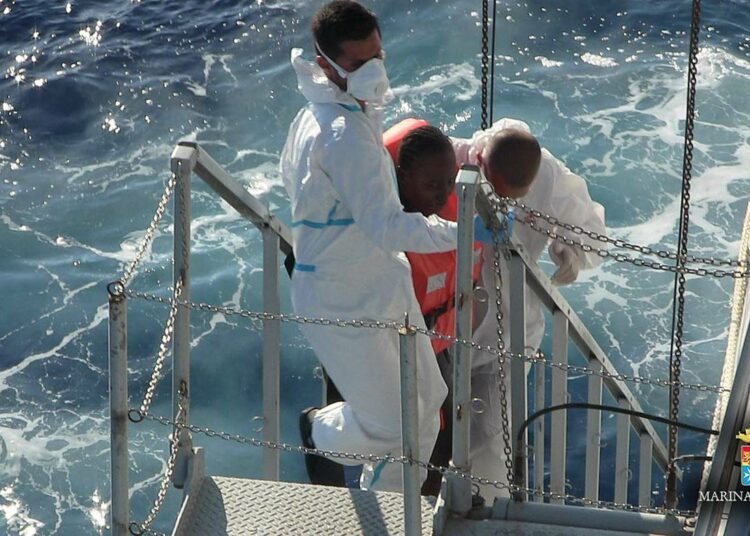Italian laivaston välittämä kuva turvapaikanhakijan pelastamisesta Lampedusan saaren lähistöllä.