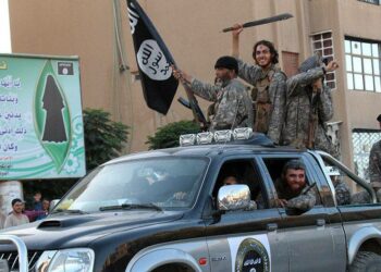 Isisin toimittamassa propagandakuvassa on sen joukkoja kuvattuna kesäkuussa Islamilaisen valtion ”pääkaupungissa”, Syyrian Raqqassa.
