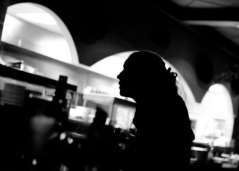 Suomessa lähes joka toinen palvelualalla työskentelevä nainen, eli 45 prosenttia, kertoo kokeneensa seksuaalista häirintää asiakkaan taholta.