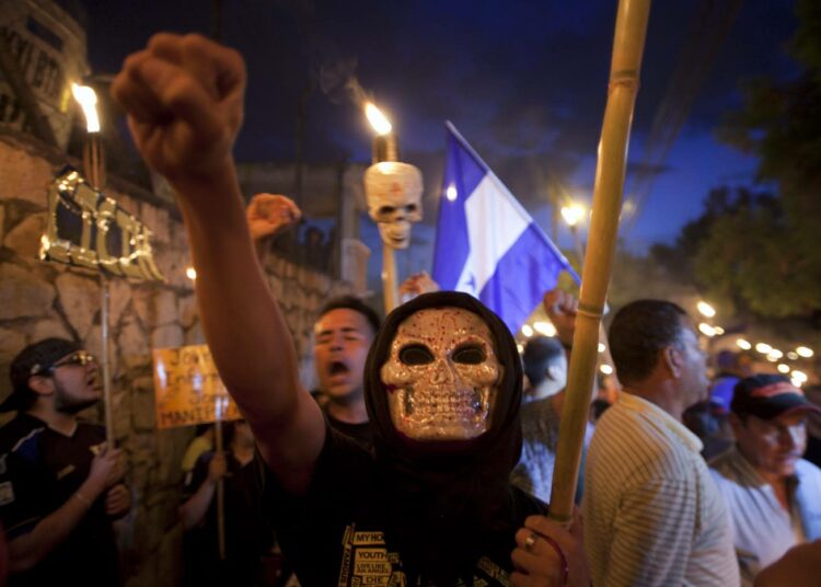 Oposición Indignada -liikkeen mielenosoitukset ovat toistuneet pääkaupunki Tegucigalpan kaduilla joka perjantai toukokuusta saakka.