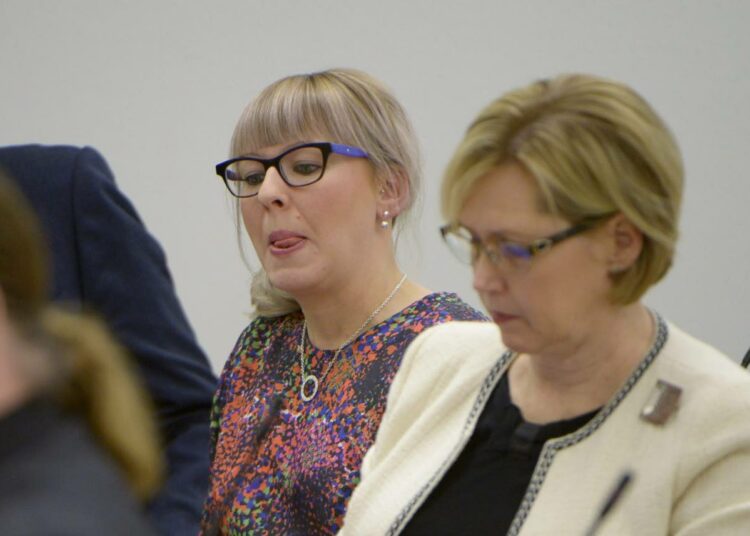 Vasemmistoliiton Aino-Kaisa Pekonen ja SDP:n Tuula Haatainen (oik.) eduskunnan täysistunnossa. Pekosen mukaan hallitus romuttaa varhaiskasvatusjärjestelmämme kulmakiven.