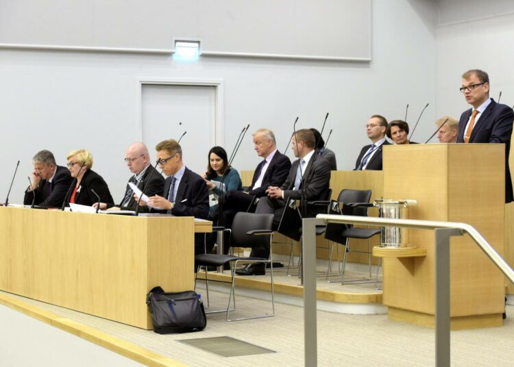 Hallitus luottaa väärin perustein siihen, etteivät pakkolait johda reaktioon ensi syksyn palkkaneuvotteluissa.