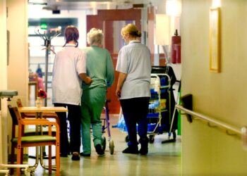 Aikuiskoulutustuen käyttäjistä lähes 80 prosenttia on naisia. Kaikista tuen saajista lähes puolet työskentelee sosiaali- ja terveysaloilla. Tuen puolittaminen ja sen korvaaminen lainalla tekisi pienituloisten kouluttautumisen lähes mahdottomaksi.