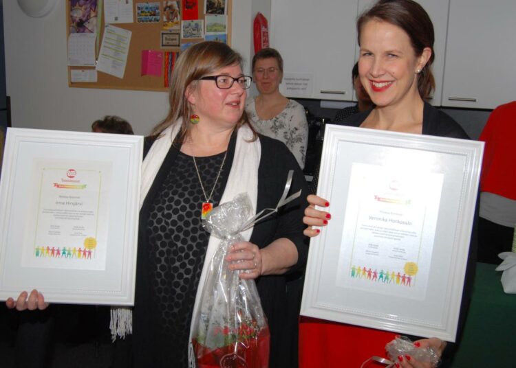 Irma Hirsjärvi ja Veronika Honkasalo saivat Pro feminismi -palkinnon maanantaina.