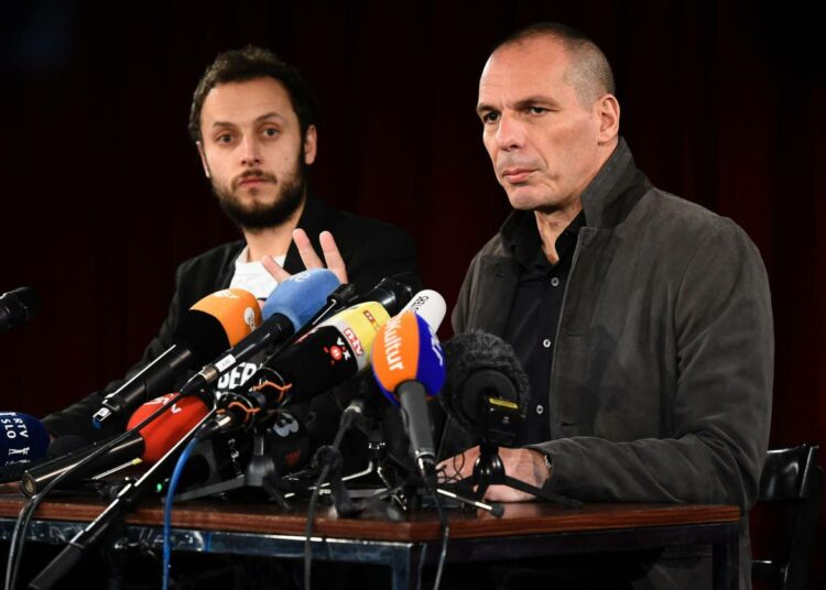 Kroatialainen filosofi Srecko Horvat ja Kreikan entinen valtiovarainministeri Gianis Varoufakis Volksbühne-teatterin lavalla tiistaina.