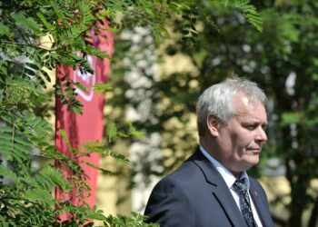 SDP:n puheenjohtaja Antti Rinne uskoo hallituksen tekevän lisää leikkauksia.