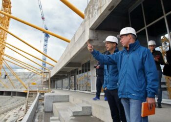 Fifan ja Venäjän paikallisorganisaation edustajat tarkistamassa Venäjän MM-jalkapallon pelipaikkaa Saranskissa.