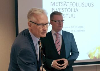Kemianteollisuus ry:n toimitusjohtaja Timo Leppäja ja Metsäteollisuus ry:n toimitusjohtaja Timo Jaatinen maanantaisessa tiedotustilaisuudessa.