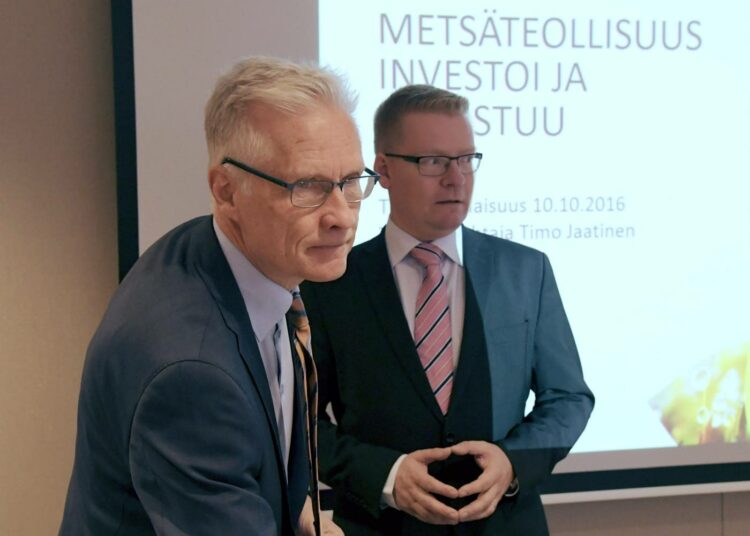 Kemianteollisuus ry:n toimitusjohtaja Timo Leppäja ja Metsäteollisuus ry:n toimitusjohtaja Timo Jaatinen maanantaisessa tiedotustilaisuudessa.