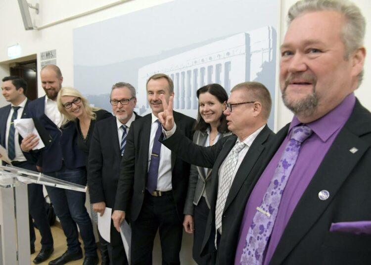 Kansanedustajat Joakim Strand, Antero Laukkanen, Maria Guzenina, Arto Pirttilahti, Kimmo Kivelä,Touko Aalto, Outi Mäkelä ja Jari Myllykoski esittelivät pikavippialoitetta medialle syyskuussa.