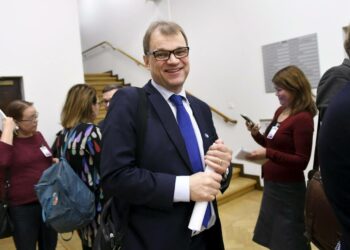 Pääministeri Juha Sipilä menossa eduskunnan täysistuntoon tiistaina.