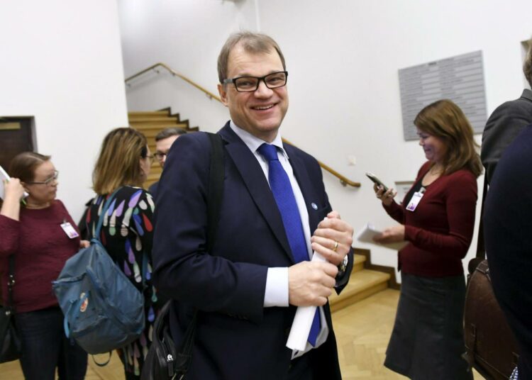 Pääministeri Juha Sipilä menossa eduskunnan täysistuntoon tiistaina.