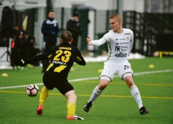 Honka pelasi SJK:ta vastaan huhtikuun alussa. Kuvassa FC Hongan Kasperi Liikonen (vasemmalla) ja SJK:n Dani Hatakka.