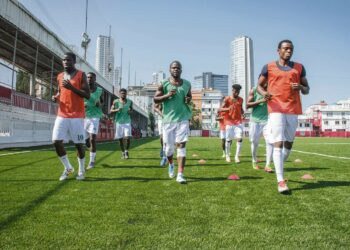 Nigeriasta lähtöisin olevat pelaajat ottavat lämpöä ennen ensimmäistä otteluaan Istanbulin Afrikka-turnauksessa.