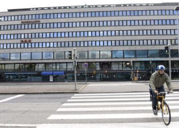 Ammattiliitto Pron puheenjohtaja Jorma Malinen kannattaa palkansaajapuolen koordinaatiota syksyn työmarkkinaneuvotteluissa, vaikka ne käydään liittokohtaisina, koska vastapuolella EK tekee samaa. Kuvassa SAK:n toimitalo Helsingin Hakaniemessä.