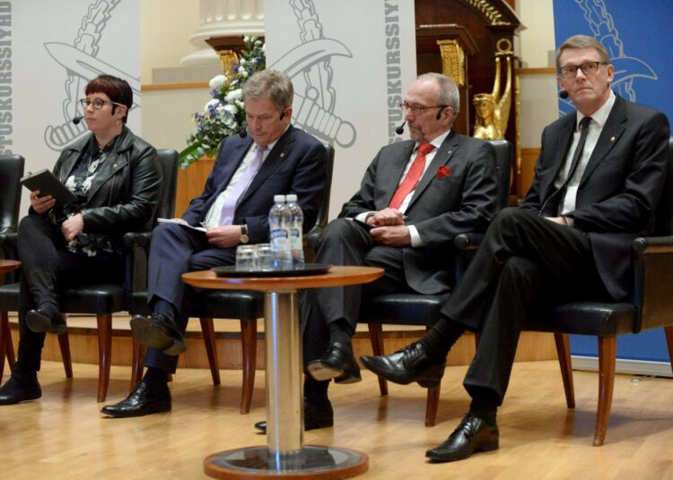 Presidenttiehdokkaat Merja Kyllönen, Sauli Niinistö,  Nils Torvalds ja Matti Vanhanen vaalipaneelissa maanantaina. Niinistön etumatka muihin vain kasvaa.