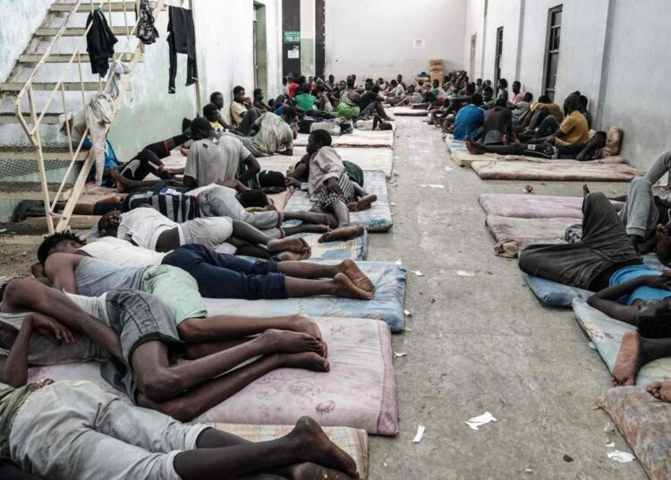 Libyan laittomina pitämiä siirtolaisia Zawiyahin pidätyskeskuksessa pääkaupunki Tripolin ulkopuolella.