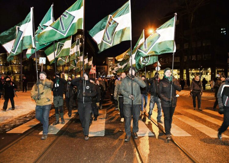 Tutkija Karin Creutzin mielestä Suomi on jo konfliktissa. Äärioikeisto on marssinut kaduilla vuosien ajan. Uusnatsijärjestö Pohjoismainen vastarintaliike marssi itsenäisyyspäivänä Helsingissä.