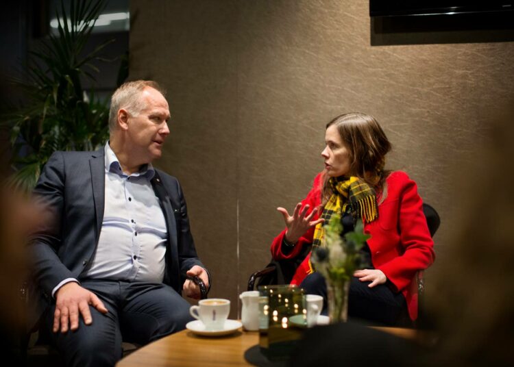 Vasemmistopuolueen johdossa jatkava Jonas Sjöstedt ja Islannin pääministeri Katrin Jakobsdóttir keskustelivat puoluekokouksessa.