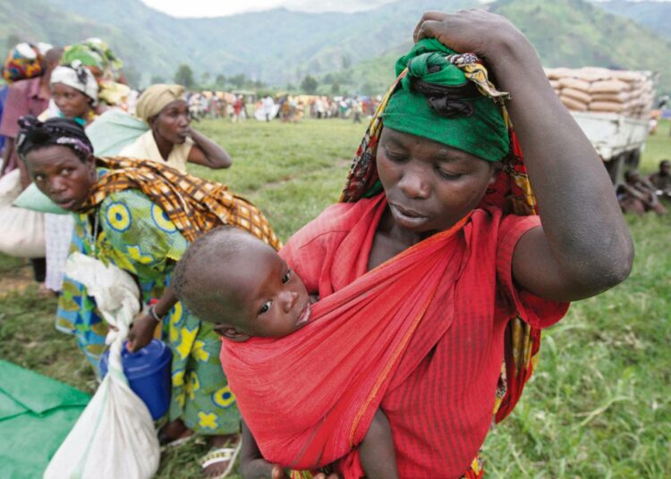 Kongolaisnaisia ruokajonossa pakolaisleirillä Gomassa. Kongon demokraattisessa tasavallasta yli neljä miljoonaa ihmistä on joutunut lähtemään kodeistaan yli 20 vuotta jatkuneen sisällissodan vuoksi.