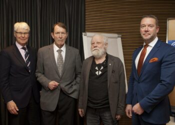 Kansalaisaloitteen ensimmäiset allekirjoittajat Henrik Lax (vas.), Esko Seppänen ja Ilkka Taipale ja järjestäjä,  kansanedustaja Stefan Wallin (oik.) eutanasian laillistamista koskevan kansalaisaloitteen tiedotustilaisuudessa tiistaina.
