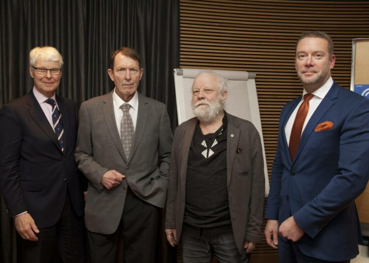 Kansalaisaloitteen ensimmäiset allekirjoittajat Henrik Lax (vas.), Esko Seppänen ja Ilkka Taipale ja järjestäjä,  kansanedustaja Stefan Wallin (oik.) eutanasian laillistamista koskevan kansalaisaloitteen tiedotustilaisuudessa tiistaina.